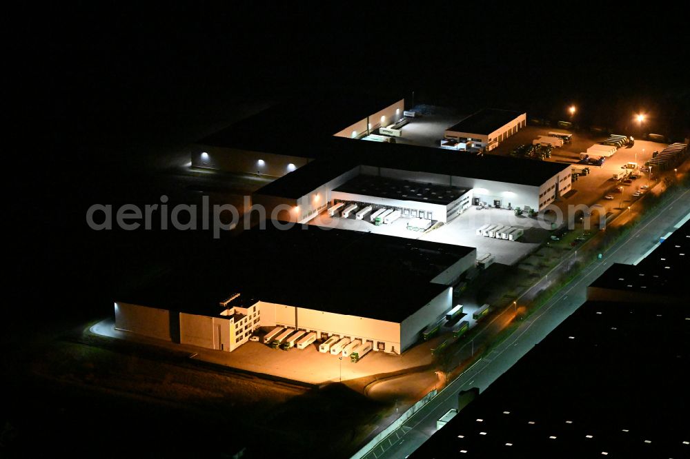 Aerial image at night Schleinitz - Night lighting building complex and grounds of the logistics center of Offergeld Logistik GmbH & Co. oHG on street Pretzscher Weg in Schleinitz in the state Saxony-Anhalt, Germany