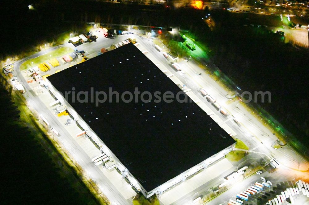 Aerial image at night Berlin - Night lighting building complex and grounds of the logistics center of Rewe Logistik GmbH on Altes Gaswerk Mariendorf in Berlin, Germany