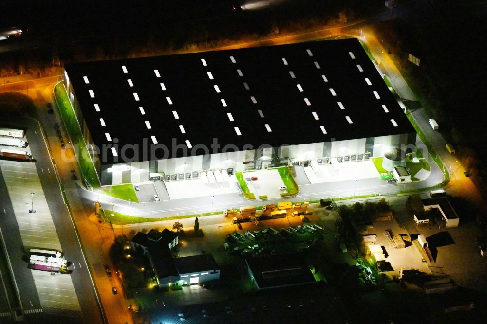 Aerial photograph at night Radeburg - Night lighting building complex and grounds of the logistics center VGP Park-Dresden in Radeburg in the state Saxony, Germany