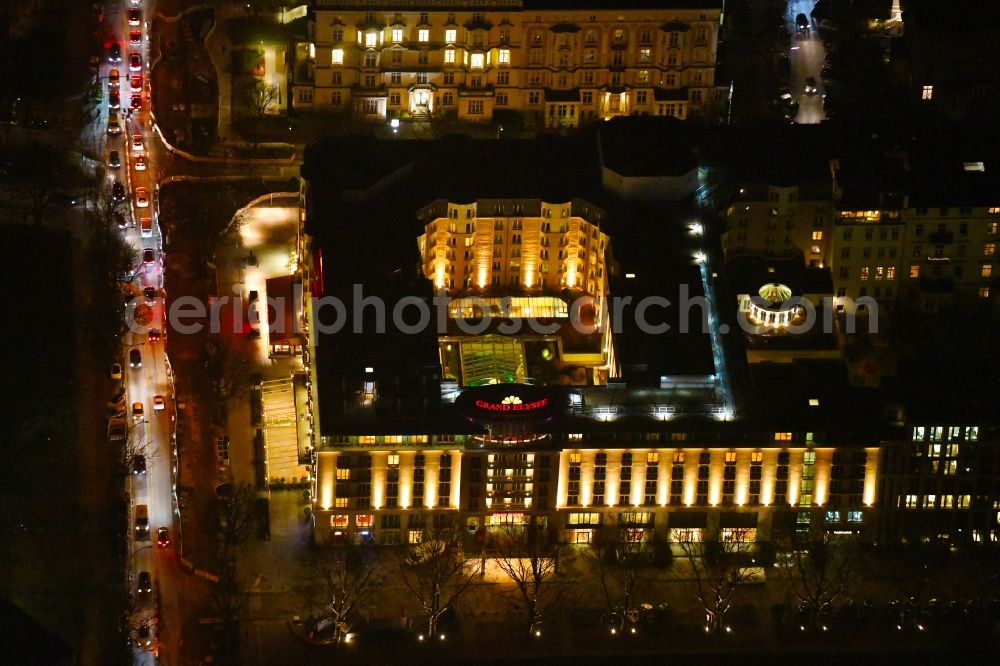 Hamburg at night from the bird perspective: Night lighting complex of the hotel building Grand Elysee Hamburg on Rothenbaumstrasse corner Tesdorpfstrasse in the district Rotherbaum in Hamburg, Germany