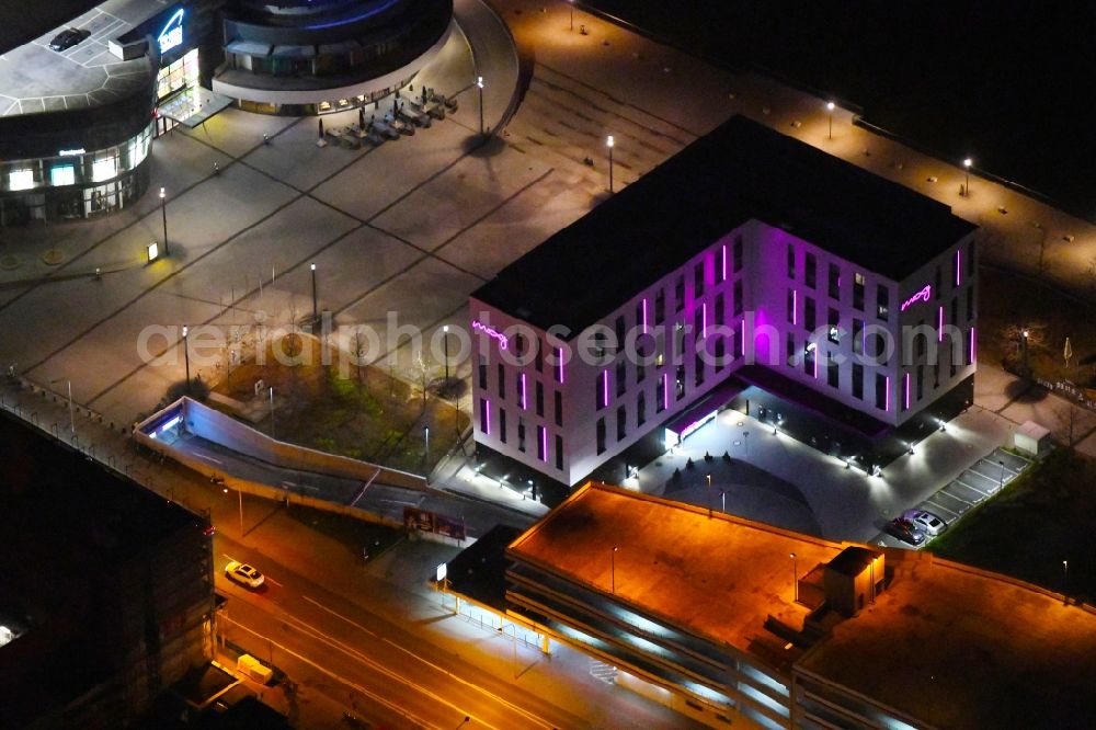 Ludwigshafen am Rhein at night from the bird perspective: Night lighting complex of the hotel building Moxy Ludwigshafen in Ludwigshafen am Rhein in the state Rhineland-Palatinate, Germany