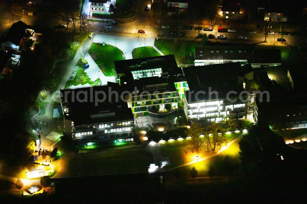 Aerial photograph at night Berlin - Night lighting Building complex of the Institute Max-Planck-Institut fuer molekulare Genetik on Ihnestrasse in the district Dahlem in Berlin