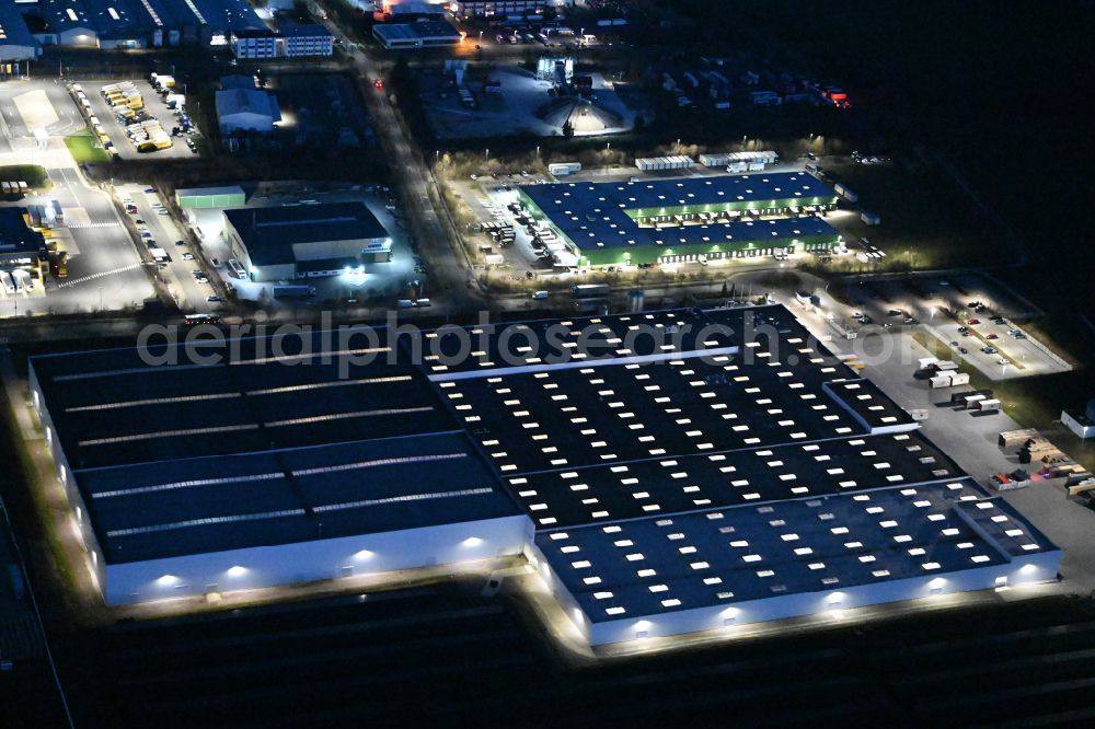 Aerial photograph at night Thörey - Night lighting building complex and distribution center on the site of Carpenter GmbH on street Industriestrasse in Thoerey in the state Thuringia, Germany