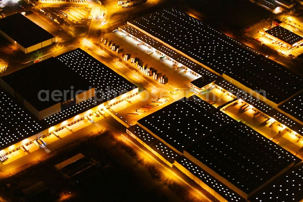 Erfurt at night from the bird perspective: Night lighting Building complex and distribution center on the site of IKEA Zentrallagers In of Langen Else in the district Buessleben in Erfurt in the state Thuringia, Germany