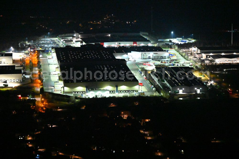 Aerial image at night Schleinitz - Night lighting building complex and distribution center on the site Kaufland Logistik VZ GmbH & Co. KG - Osterfeld on street Kirchweg in Schleinitz in the state Saxony-Anhalt, Germany