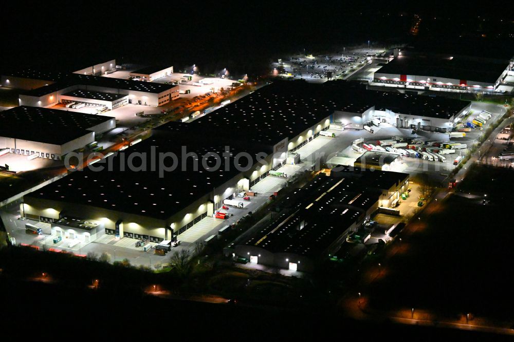 Schleinitz at night from the bird perspective: Night lighting building complex and distribution center on the site Kaufland Logistik VZ GmbH & Co. KG - Osterfeld on street Kirchweg in Schleinitz in the state Saxony-Anhalt, Germany