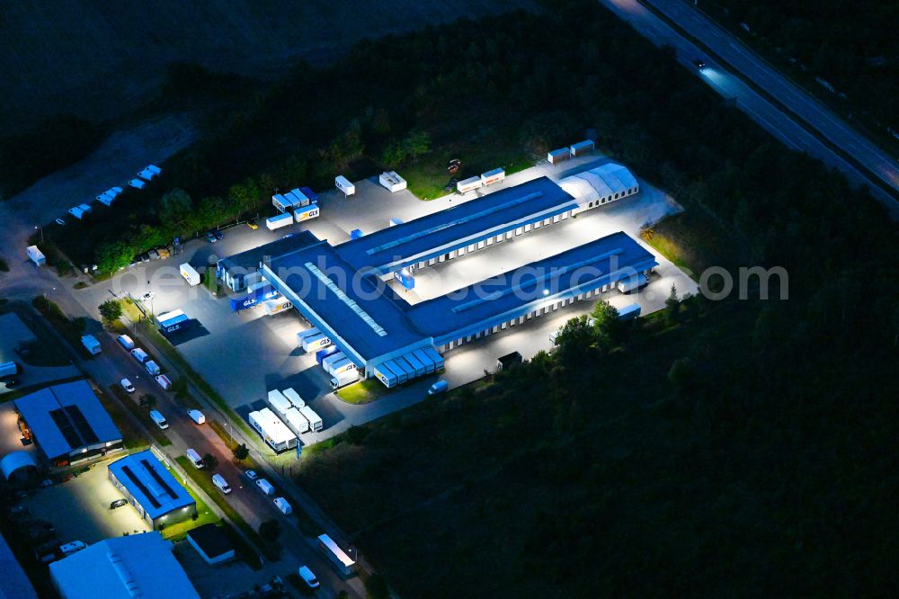 Bernau at night from the bird perspective: Night lighting building complex and distribution center on the site GLS on Ringstrasse in the district Schoenow in Bernau in the state Brandenburg, Germany