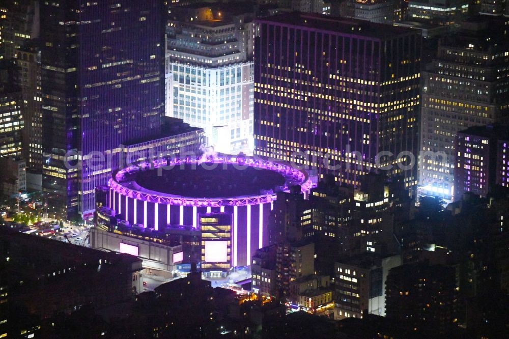 Aerial photograph at night New York - Night lighting Event and music-concert grounds of the Amtrak - Arena on Pennsylvania Station on Madison Square Garden in the district Manhattan in New York in United States of America