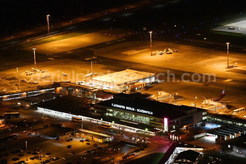 Schönefeld at night from the bird perspective: Night lighting Runway with hangar taxiways and terminals on the grounds of the airport Berlin-Schoenefeld in Schoenefeld in the state Brandenburg, Germany