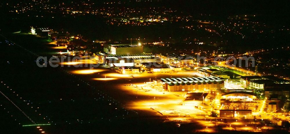 Dresden at night from the bird perspective: Night lighting Runway with hangar taxiways and terminals on the grounds of the airport in the district Klotzsche in Dresden in the state Saxony, Germany