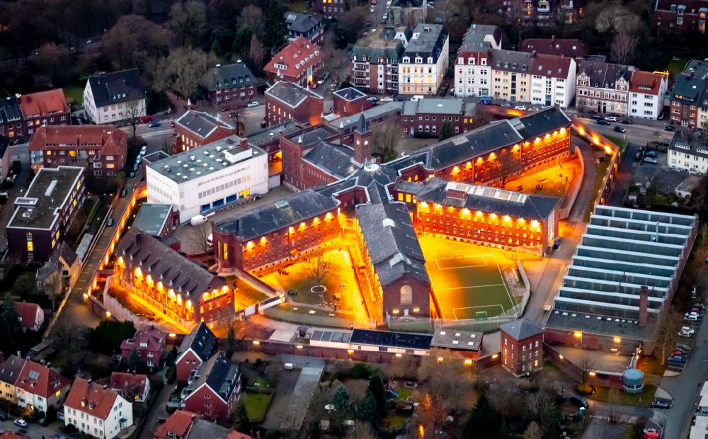 Aerial photograph at night Münster - Night lighting Prison grounds and high security fence Prison on Gartenstrasse in Muenster in the state North Rhine-Westphalia, Germany