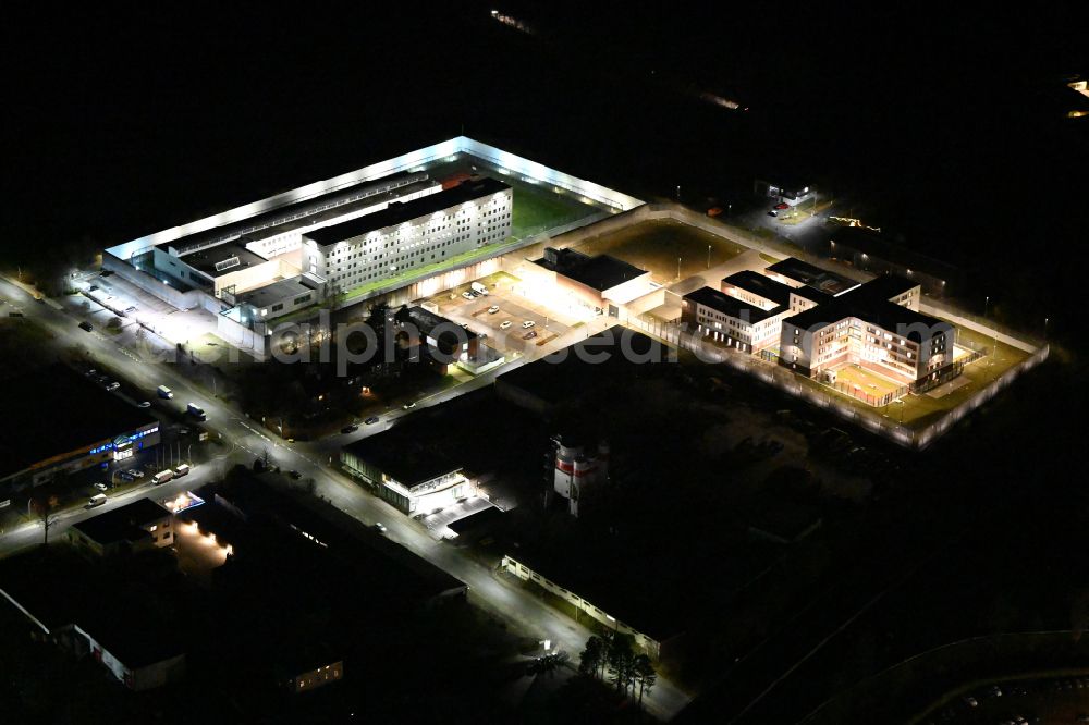 Hof at night from the bird perspective: Night lighting prison grounds and high security fence Prison Hof in Hof in the state Bavaria, Germany