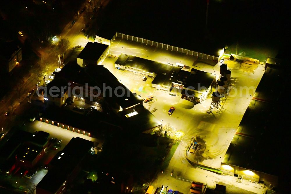 Aerial photograph at night Berlin - Night lighting Site waste and recycling sorting BSR Recyclinghof Ostpreussendamm in Berlin, Germany