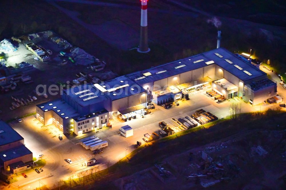 Aerial photograph at night Berlin - Night lighting site waste and recycling sorting of MPS Betriebsfuehrungsgesellschaft mbH Am Vorwerk in the district Buch in Berlin, Germany