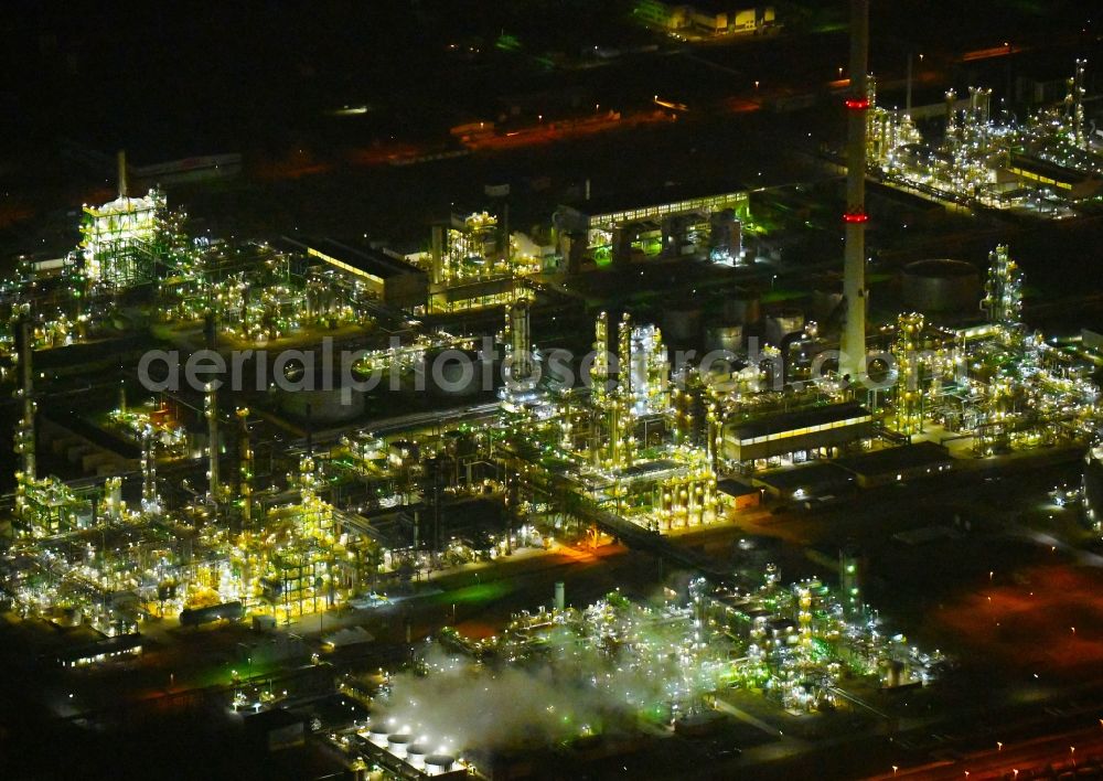 Schwedt/Oder at night from the bird perspective: Night lighting Site of PCK Refinery GmbH, a petroleum processing plant in Schwedt / Oder in the northeast of the state of Brandenburg