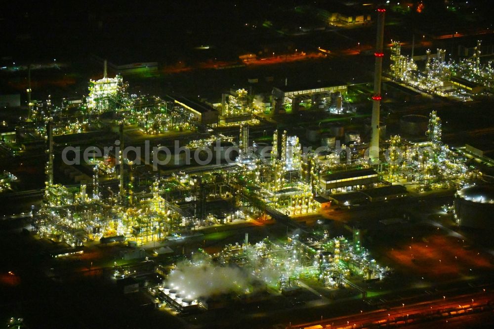 Aerial photograph at night Schwedt/Oder - Night lighting Site of PCK Refinery GmbH, a petroleum processing plant in Schwedt / Oder in the northeast of the state of Brandenburg