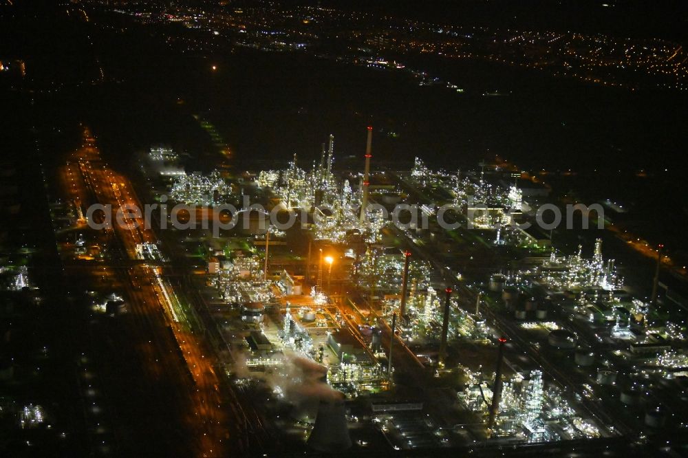 Schwedt/Oder at night from the bird perspective: Night lighting Site of PCK Refinery GmbH, a petroleum processing plant in Schwedt / Oder in the northeast of the state of Brandenburg