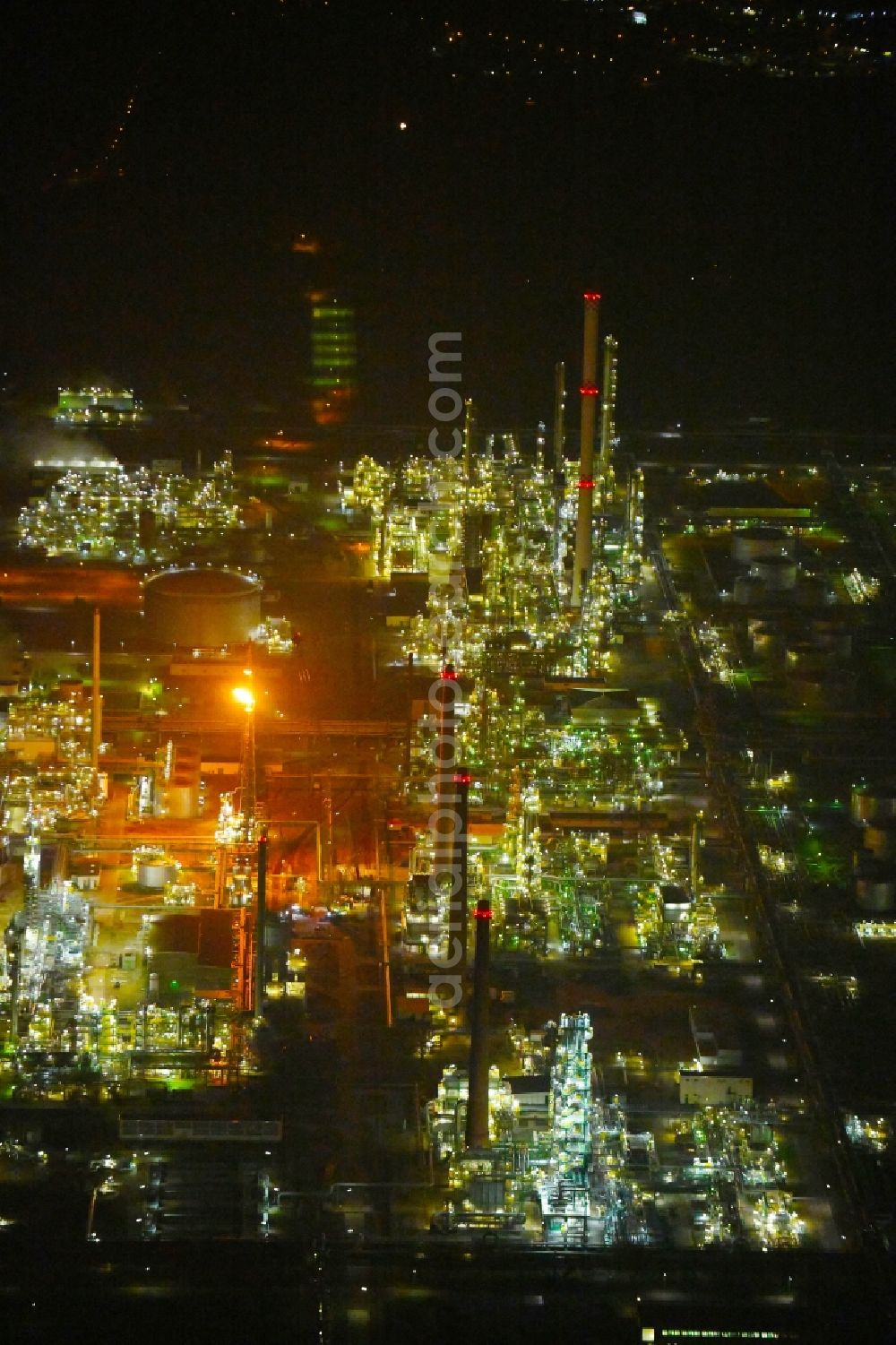 Aerial photograph at night Schwedt/Oder - Night lighting Site of PCK Refinery GmbH, a petroleum processing plant in Schwedt / Oder in the northeast of the state of Brandenburg