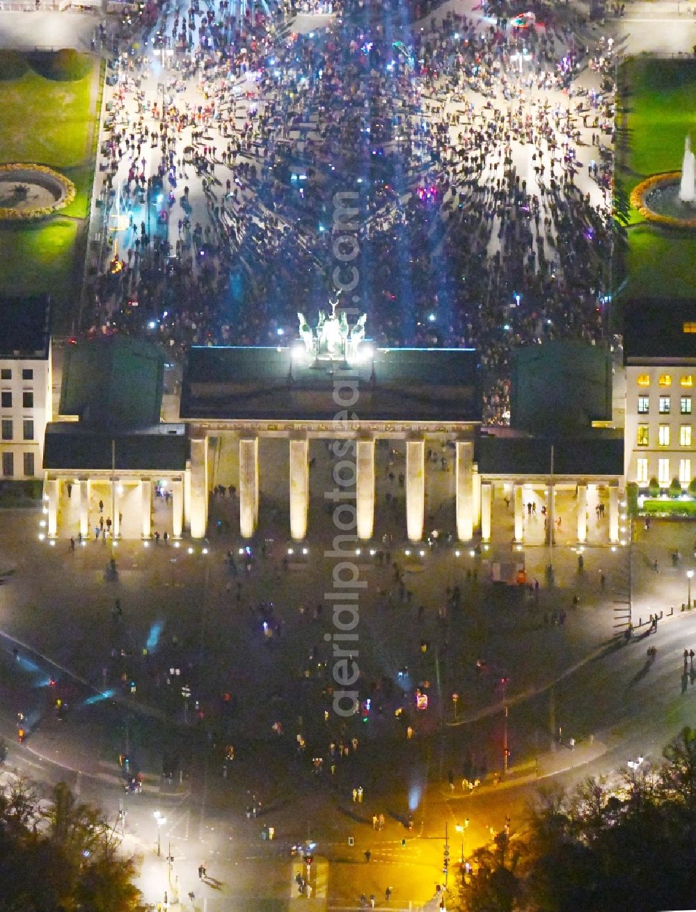 Berlin at night from the bird perspective: Night lighting Tourist attraction of the historic monument Brandenburger Tor on Pariser Platz - Unter den Linden in the district Mitte in Berlin, Germany