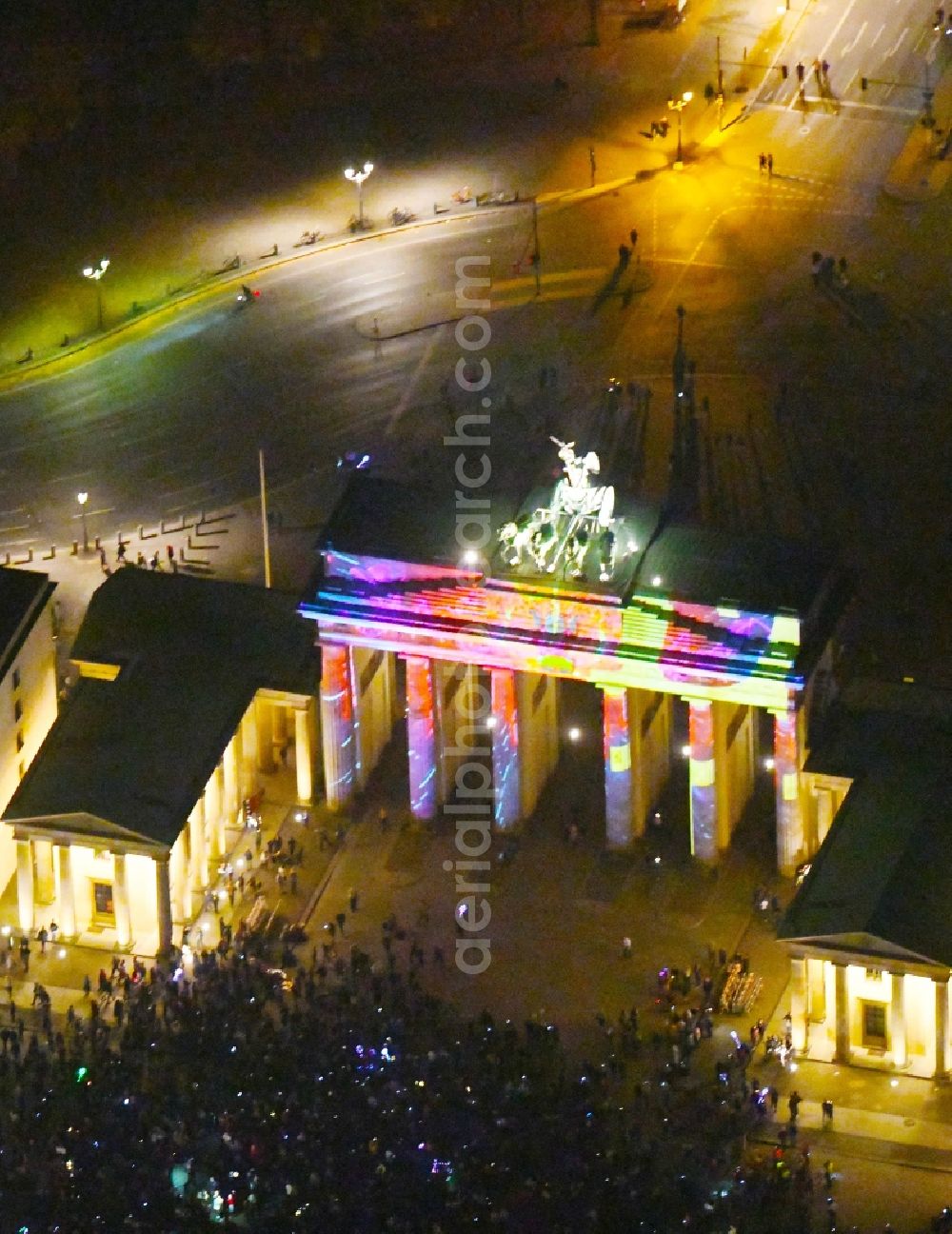 Berlin at night from the bird perspective: Night lighting Tourist attraction of the historic monument Brandenburger Tor on Pariser Platz - Unter den Linden in the district Mitte in Berlin, Germany