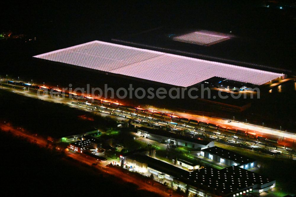 Lutherstadt Wittenberg at night from the bird perspective: Night lighting greenhouse rows of the Wittenberg Vegetable GmbH on Hans-Heinrich-Franck-Strasse in Lutherstadt Wittenberg in the state Saxony-Anhalt, Germany