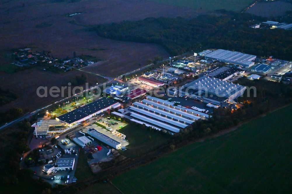 Aerial photograph at night Blumberg - Night lighting industrial estate and company settlement along the Blumberger Chaussee in Blumberg in the state Brandenburg, Germany