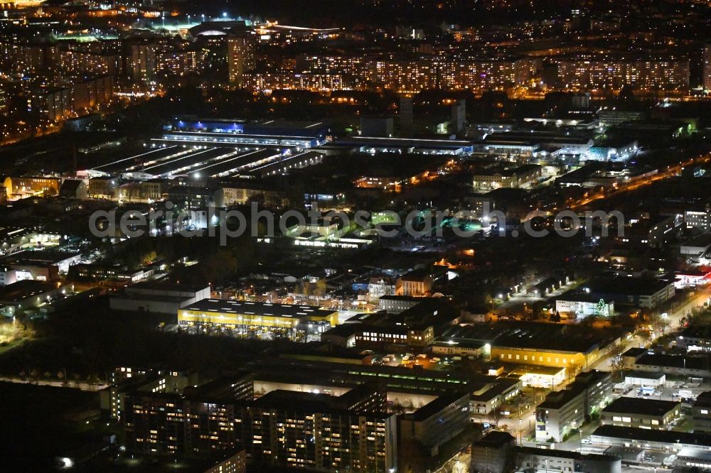 Berlin at night from the bird perspective: Night lighting industrial estate and company settlement Josef-Orlopp-Strasse corner Siegfriedstrasse in the district Lichtenberg in Berlin, Germany
