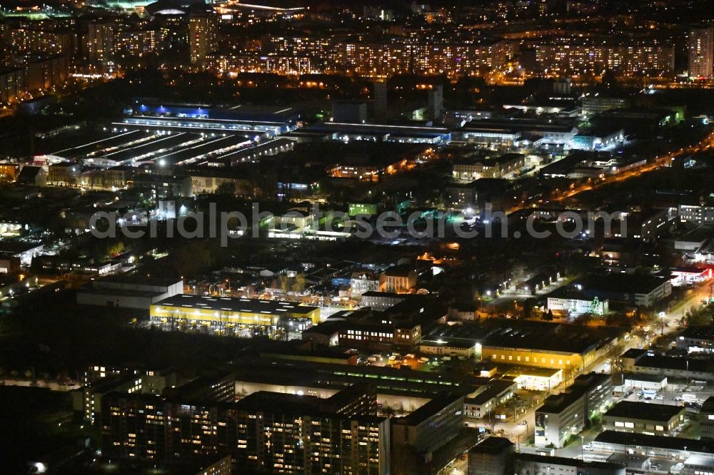 Aerial photograph at night Berlin - Night lighting industrial estate and company settlement Josef-Orlopp-Strasse corner Siegfriedstrasse in the district Lichtenberg in Berlin, Germany