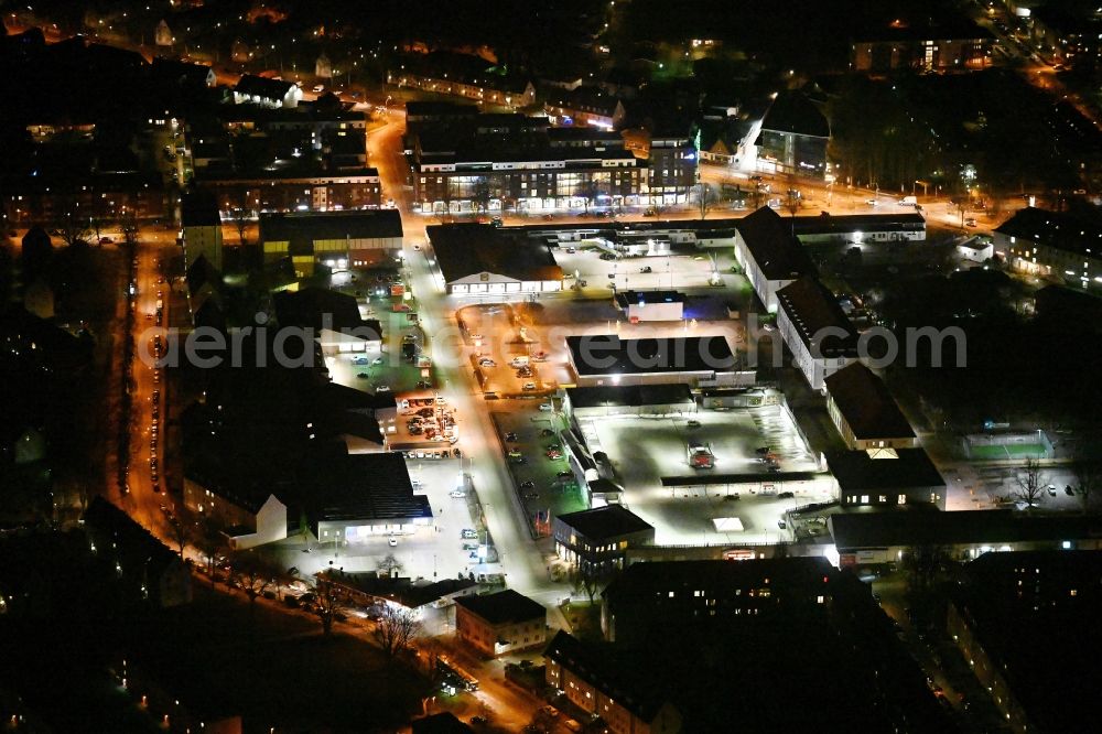 Aerial photograph at night Lübeck - Night lighting industrial estate and company settlement Kantstrasse in the district Marli - Brandenbaum in Luebeck in the state Schleswig-Holstein, Germany