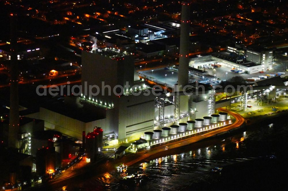 Aerial photograph at night Mannheim - Night lighting power plants and exhaust towers of coal thermal power station Grosskraftwerk Mannheim AG at the shore of the Rhine river near Neckarau on street Plinaustrasse in Mannheim in the state Baden-Wurttemberg, Germany