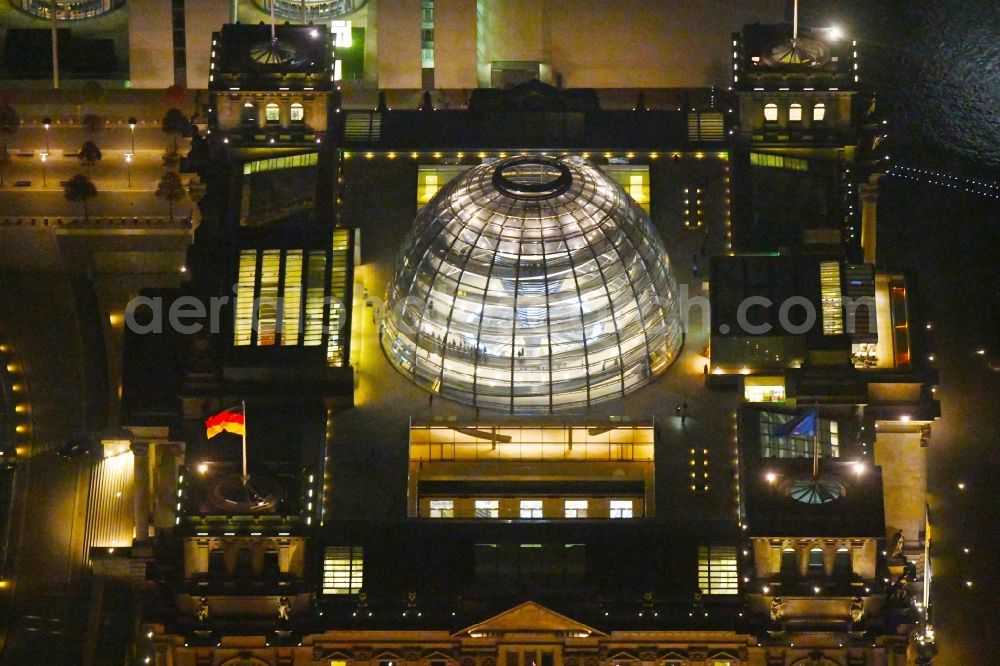 Berlin at night from the bird perspective: Night lighting Glass dome on the roof of Reichstag in Berlin on the Spree sheets in Berlin - Mitte