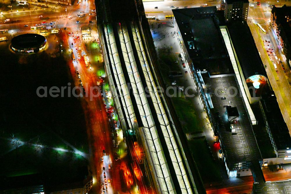Berlin at night from the bird perspective: Night lighting tracks of the Spandau S-Bahn station and the Spandau Arcaden shopping centre on Klosterstrasse in the Spandau district of Berlin, Germany