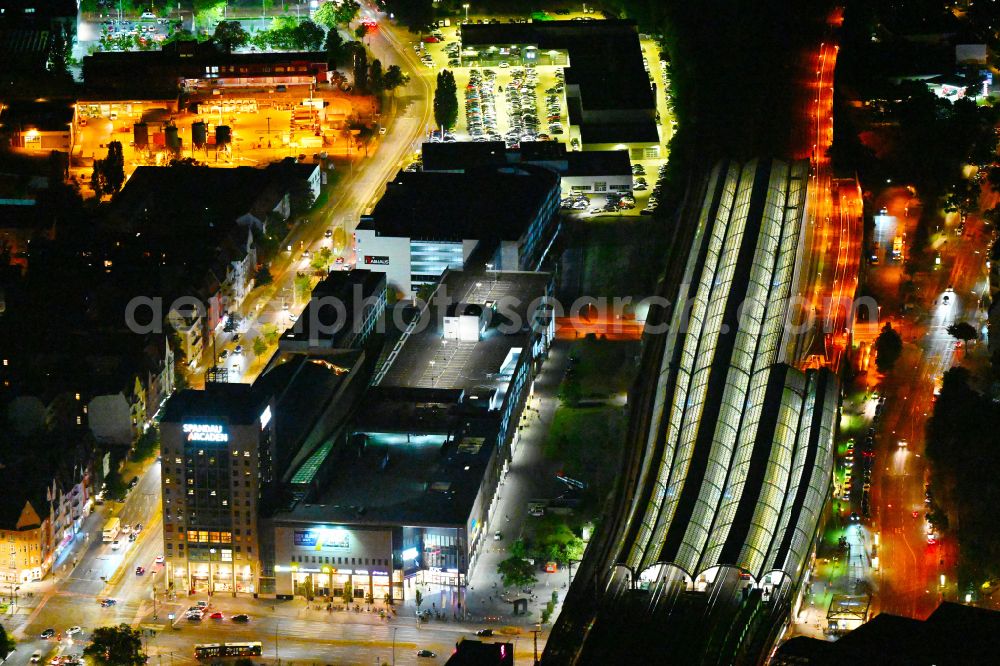 Berlin at night from the bird perspective: Night lighting tracks of the Spandau S-Bahn station and the Spandau Arcaden shopping centre on Klosterstrasse in the Spandau district of Berlin, Germany
