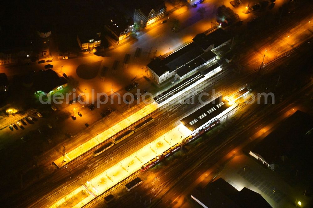Aerial photograph at night Angermünde - Night lighting Station railway building of the Deutsche Bahn in Angermuende in the state Brandenburg, Germany