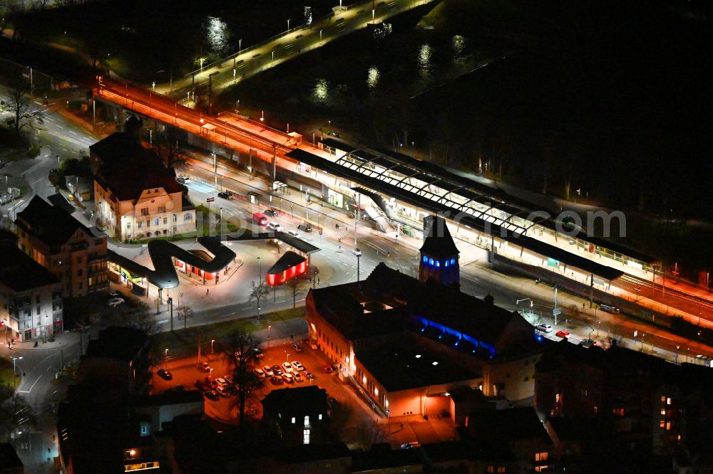 Jena at night from the bird perspective: Night lighting station railway building of the Deutsche Bahn Paradiesbahnhof in Jena in the state Thuringia, Germany