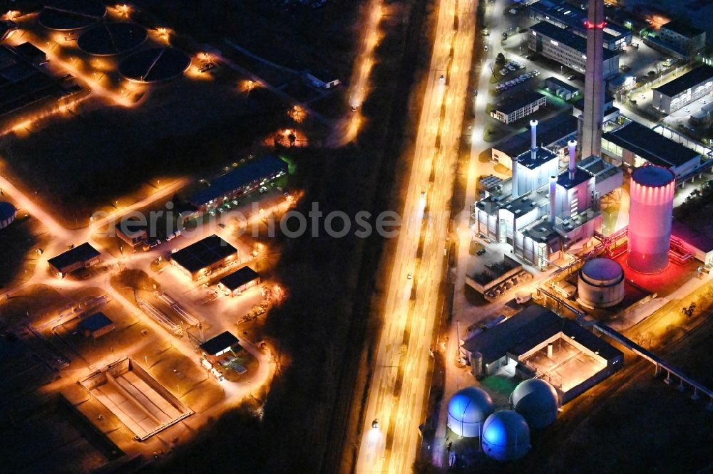 Aerial photograph at night Schwerin - Night lighting combined cycle power plant with gas and steam turbine systems on Pampower Strasse in the district Krebsfoerden in Schwerin in the state Mecklenburg - Western Pomerania, Germany