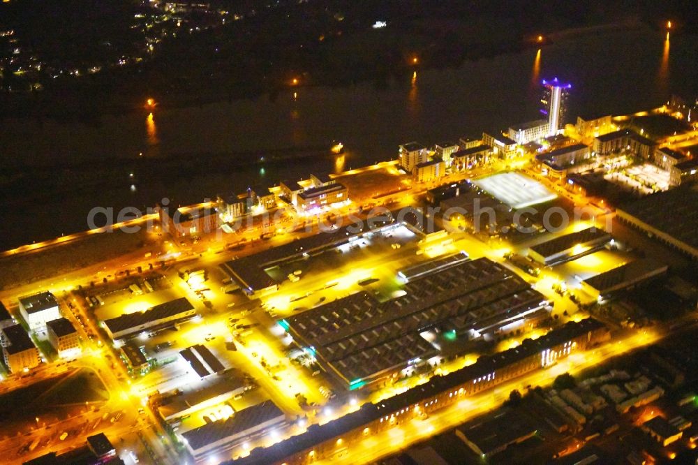 Bremen at night from the bird perspective: Night lighting Port facilities on the shores of the harbor of Am Speicher in the district Walle in Bremen, Germany