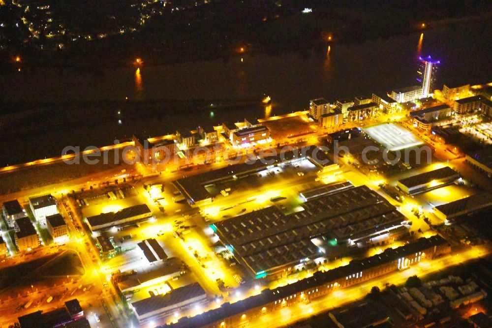 Aerial photograph at night Bremen - Night lighting Port facilities on the shores of the harbor of Am Speicher in the district Walle in Bremen, Germany