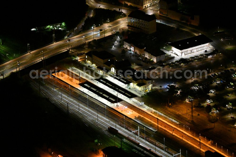 Eberswalde at night from the bird perspective: Night lighting Track progress and building of the main station of the railway on street Bahnhofsring in Eberswalde in the state Brandenburg, Germany