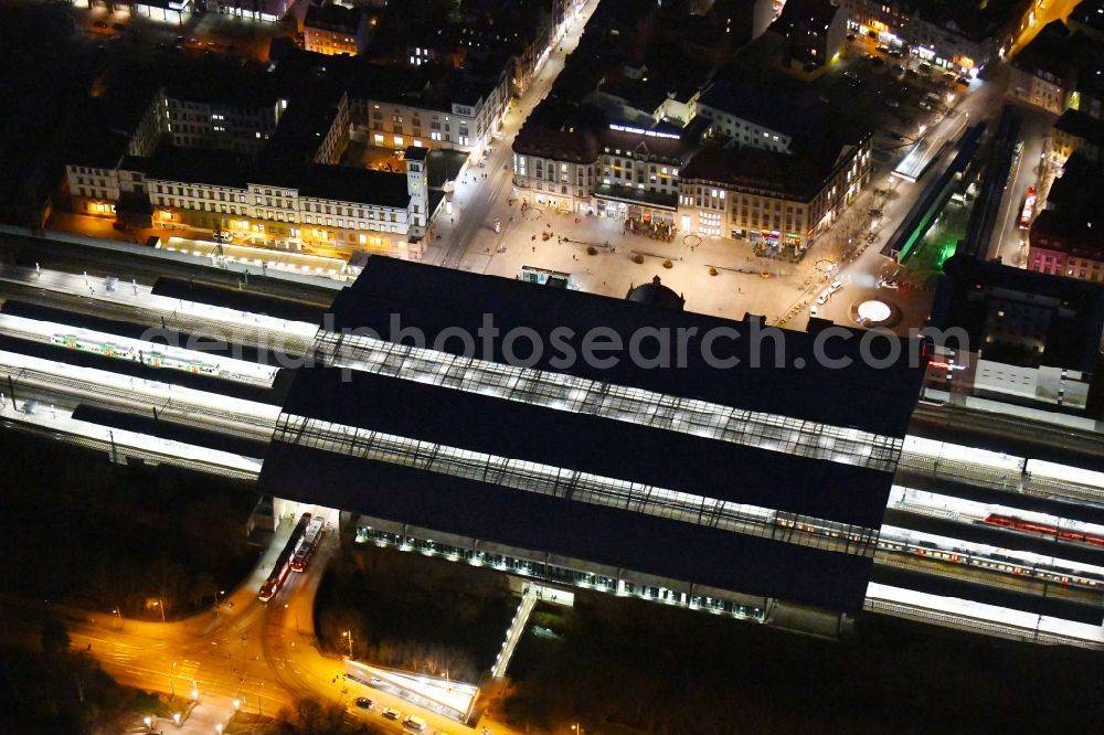 Erfurt at night from the bird perspective: Night lighting track progress and building of the main station of the railway in Erfurt in the state Thuringia, Germany