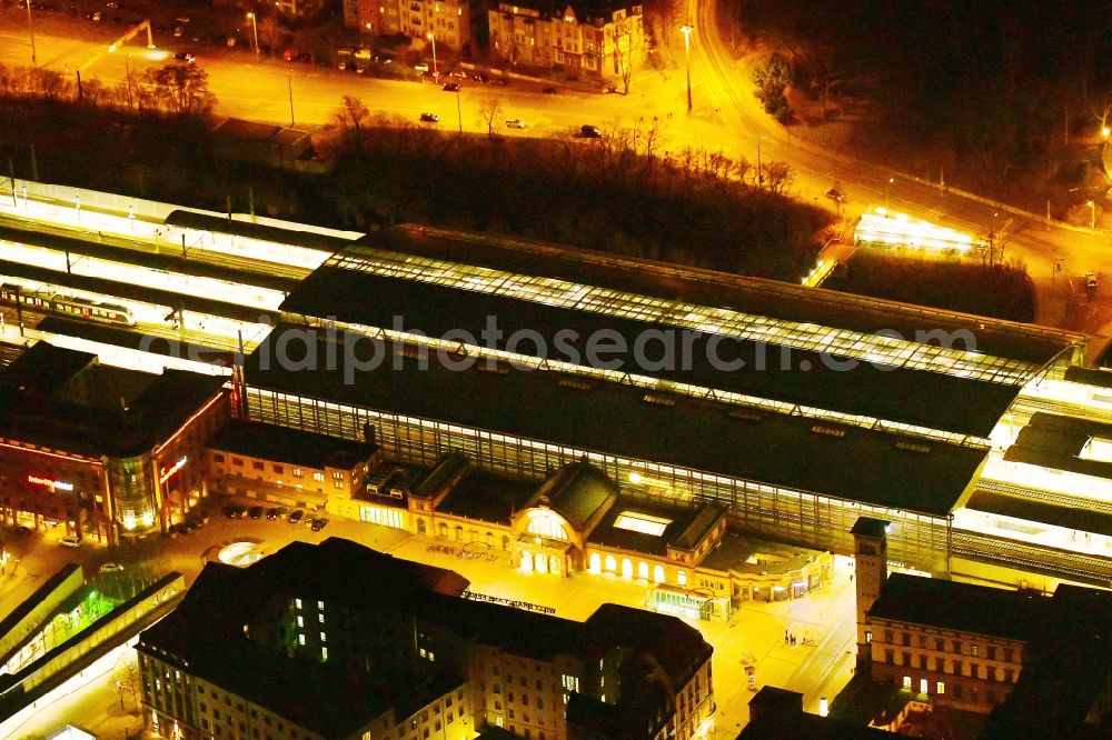 Erfurt at night from the bird perspective: Night lighting Track progress and building of the main station of the railway in Erfurt in the state Thuringia, Germany