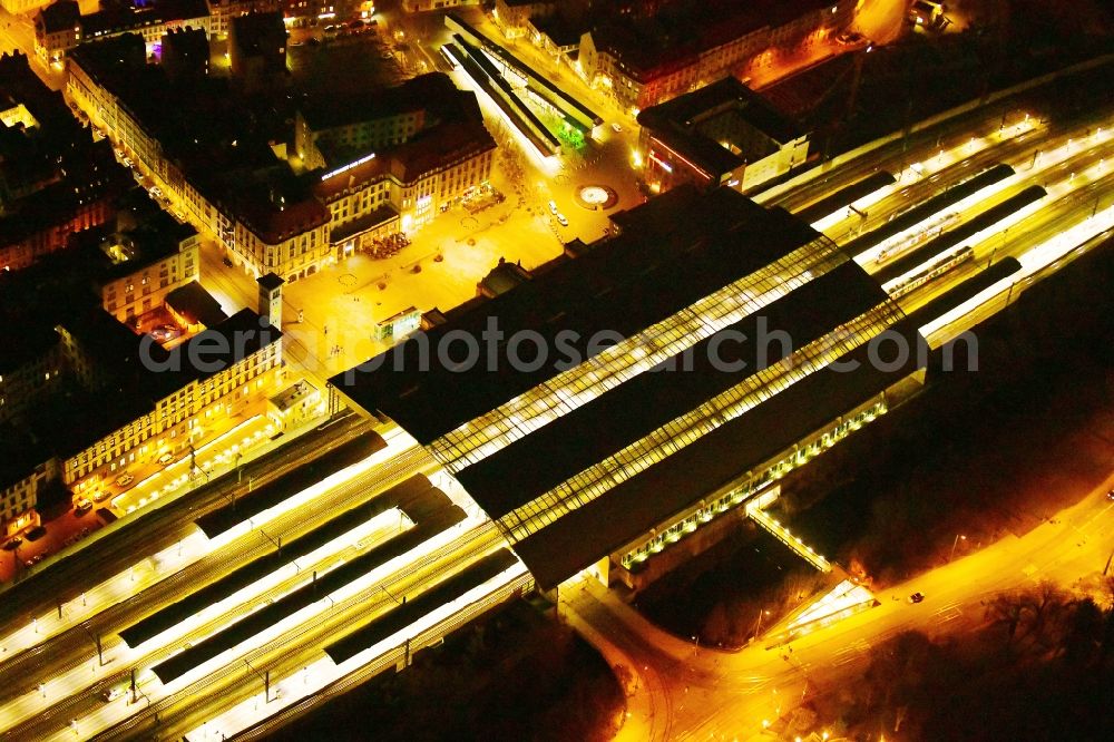 Erfurt at night from the bird perspective: Night lighting Track progress and building of the main station of the railway in Erfurt in the state Thuringia, Germany
