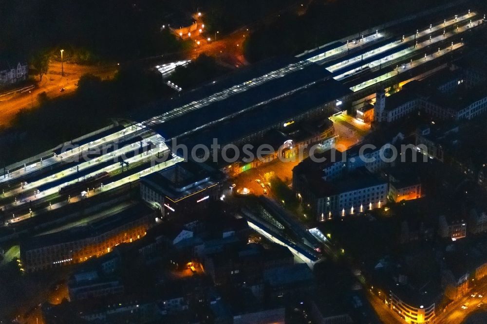 Aerial photograph at night Erfurt - Night lighting track progress and building of the main station of the railway in Erfurt in the state Thuringia, Germany
