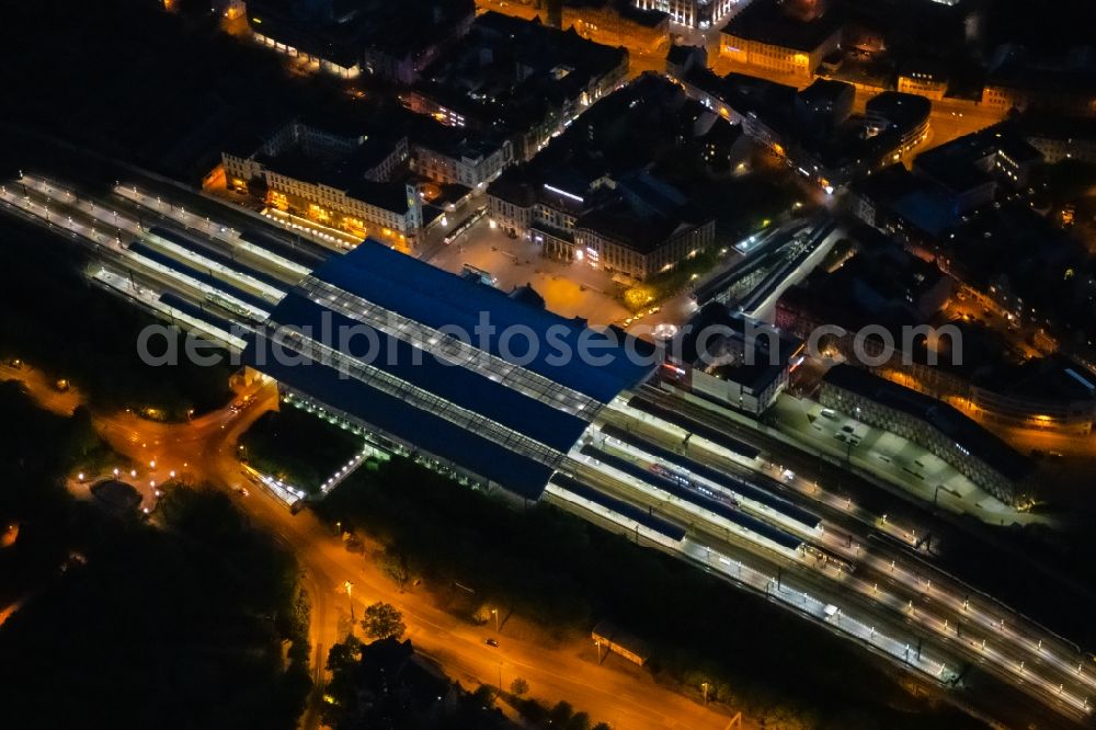 Erfurt at night from the bird perspective: Night lighting track progress and building of the main station of the railway in Erfurt in the state Thuringia, Germany