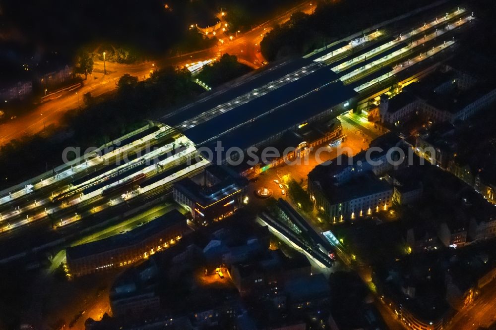 Aerial photograph at night Erfurt - Night lighting track progress and building of the main station of the railway in Erfurt in the state Thuringia, Germany