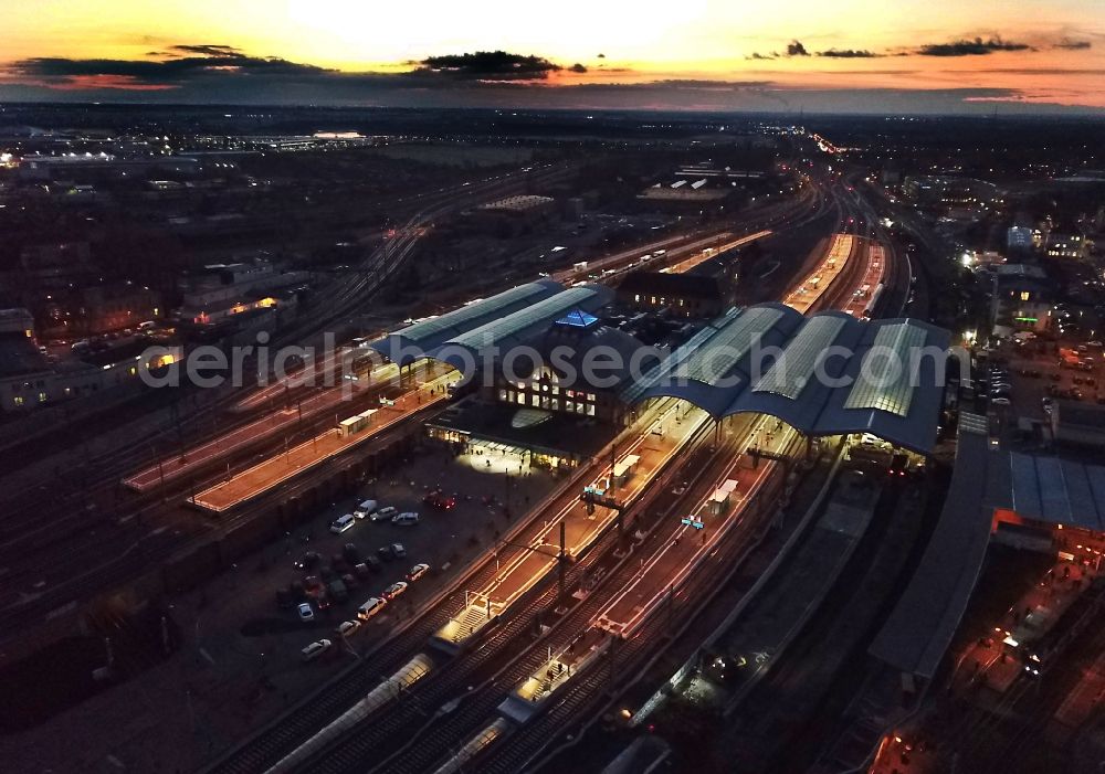 Halle (Saale) at night from the bird perspective: Night lighting track progress and building of the main station of the railway in Halle (Saale) in the state Saxony-Anhalt, Germany