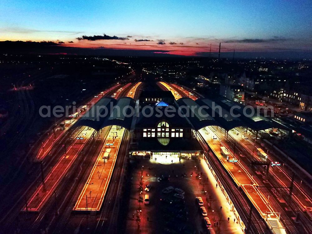 Aerial photograph at night Halle (Saale) - Night lighting track progress and building of the main station of the railway in Halle (Saale) in the state Saxony-Anhalt, Germany