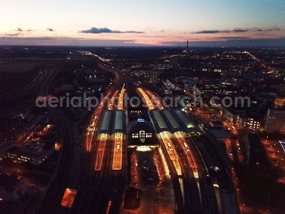 Aerial image at night Halle (Saale) - Night lighting track progress and building of the main station of the railway in Halle (Saale) in the state Saxony-Anhalt, Germany