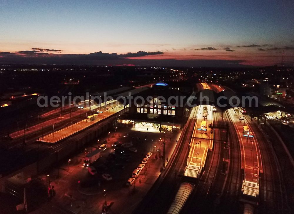 Halle (Saale) at night from the bird perspective: Night lighting track progress and building of the main station of the railway in Halle (Saale) in the state Saxony-Anhalt, Germany
