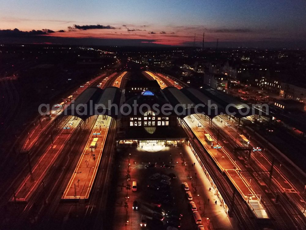 Aerial photograph at night Halle (Saale) - Night lighting track progress and building of the main station of the railway in Halle (Saale) in the state Saxony-Anhalt, Germany